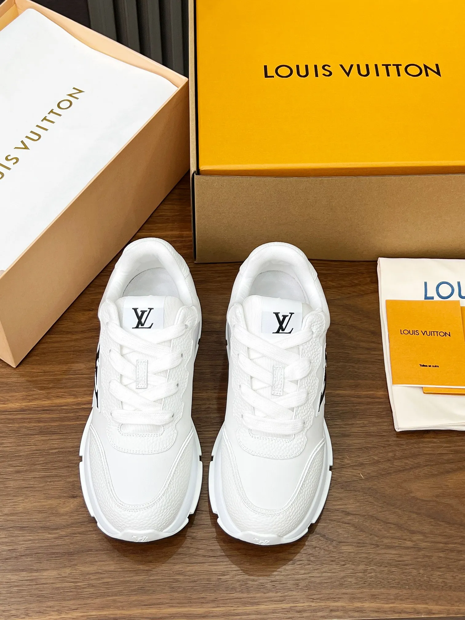 👟👟Ex-factory price 680👟👟 Men's size +10 LV Louis Vuitton L Jialu brand thick-soled casual couple sneakers🔥🔥🔥 Made of smooth cow leather and elegant design, can be easily integrated into various styles. The eye-catching LV letters are marked on the side of the shoe, and the lightweight rubber outsole is embellished with the Vuitton logo ▪️ Sole thickness: 4CM. The counter specializes in the latest casual shoes and new hard goods 🆕 ❥Purchase level! Full of high-end feel! A popular model among bloggers at home and abroad, it’s retro and fashionable and looks amazing on your feet! Wear a lot of happiness! The official website’s main recommendation★ ▪️Upper: Original custom-made imported calfskin fabric ▪️Inner lining: breathable gauze imported from Italy ▪️Outsole: rubber foam ➕tpu high-end outsole ▪️Shoe size: women’s 35-41, (women’s 41 is custom-made). Men's clothing 39-46 (45-46 customized).